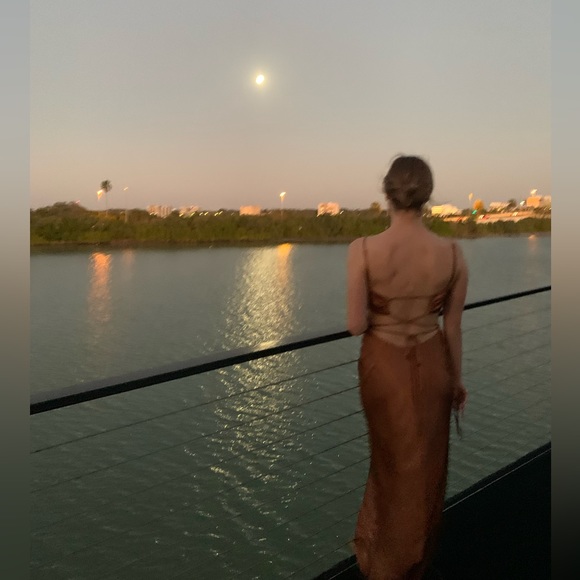 Hi, I’m Allison! 🤍 Lovely to meet you! My closet is always open to offers ✨ - Picture 1 of 1